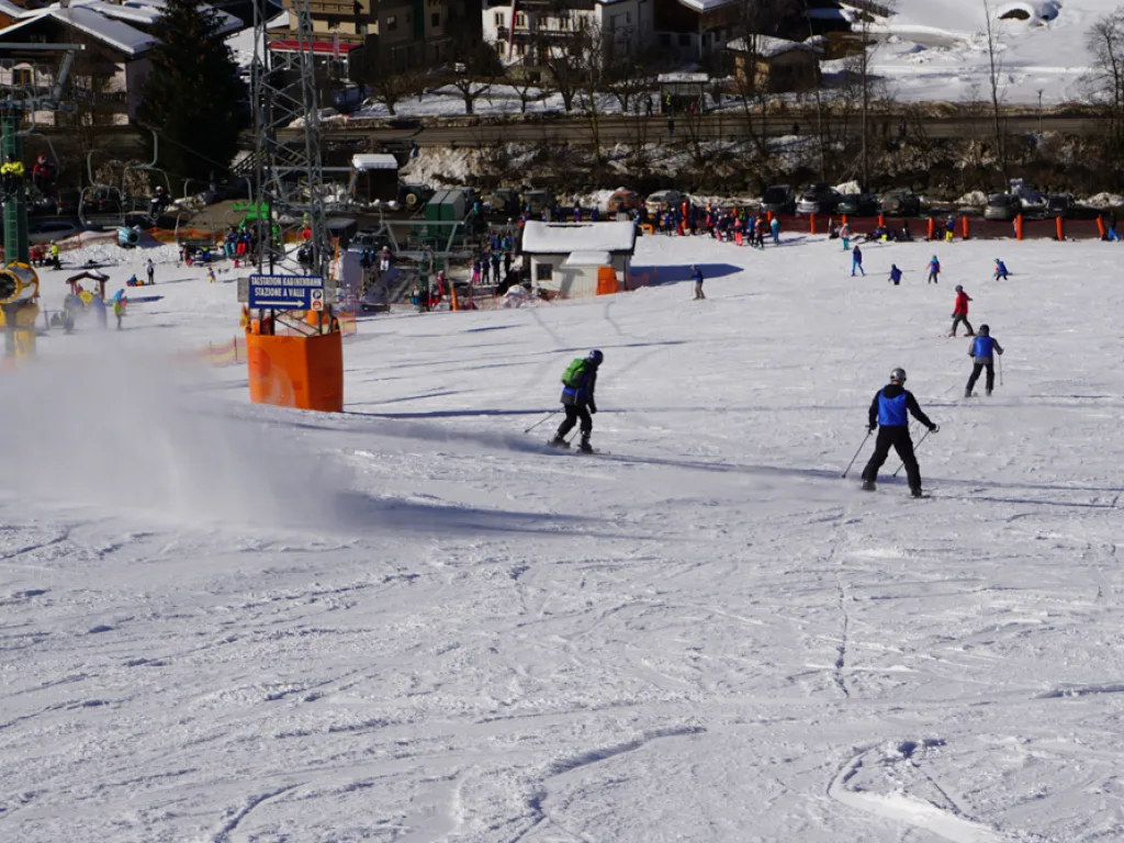 Blick über die Piste zur belebten Talstation.